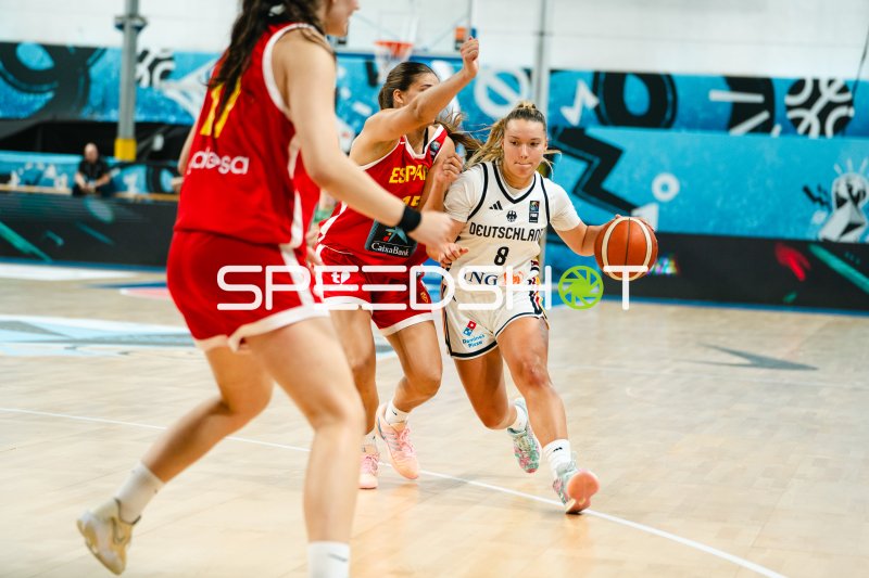Darina Zraychenko (#8; Deutschland) dribbelt durch Spaniens Abwehr
