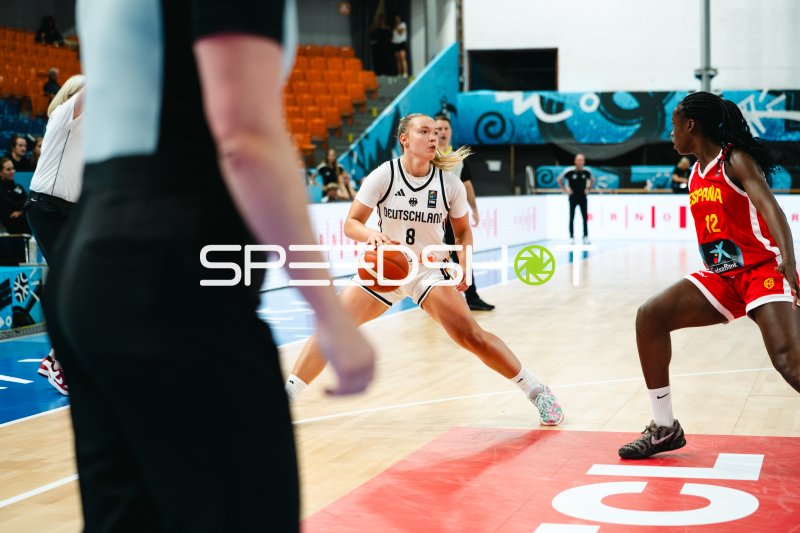Darina Zraychenko (#8; Deutschland) im Angriff gegen España