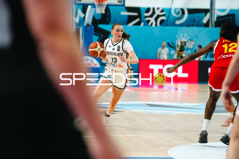 Mia Wiegand (#13; Deutschland) treibt den Ball voran