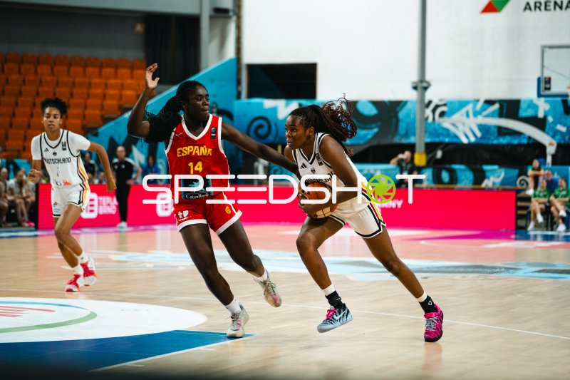 Elizabeth Abubakar (#14; España) verteidigt gegen Deutschland-Spielerin im Zweikampf
