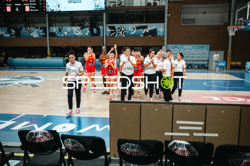 España feiert nach dem Spiel beim U17 Women's Basketball World Cup in Brno