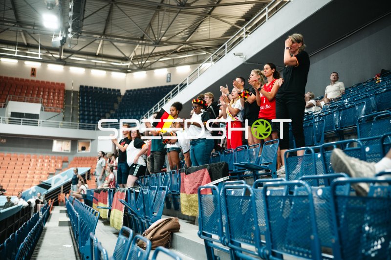 Deutsche Fans feiern in der Starez Arena Brno