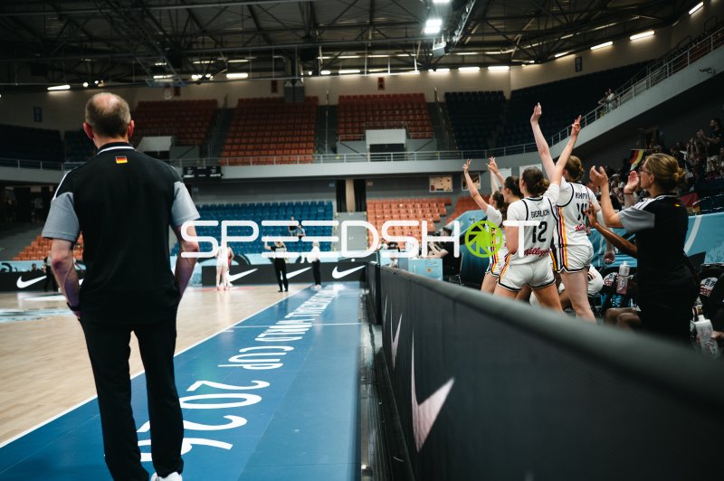 Lara Gierlich (#12; Deutschland) jubelt mit Team an der Seitenlinie