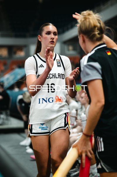 Mathilda Haensch (#16; Deutschland) im Gespräch an der Seitenlinie