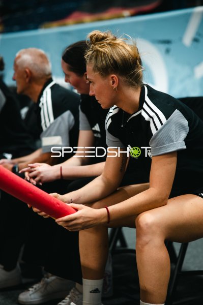 Deutschland – Spielerin auf der Bank konzentriert