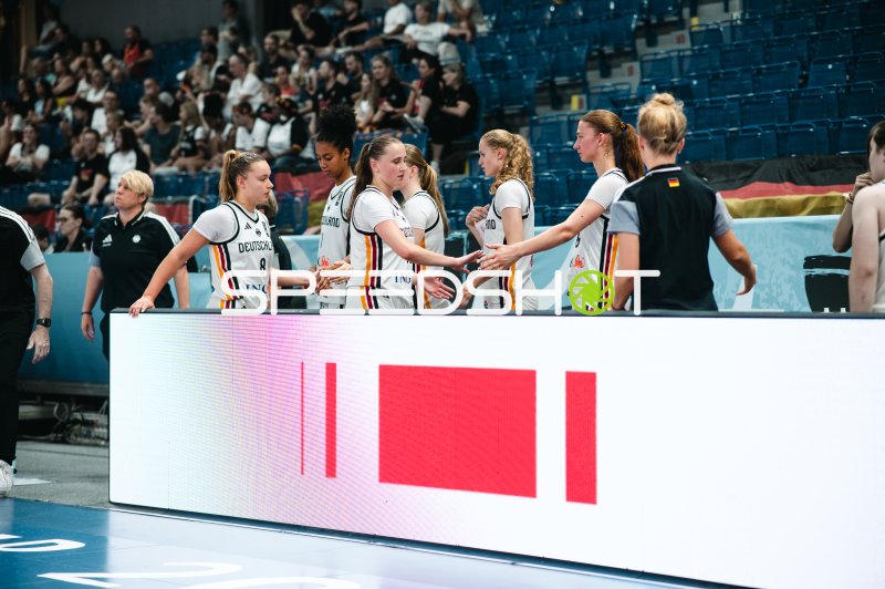 Darina Zraychenko (#8; Deutschland) beim Team-Abklatschen an der Seitenlinie