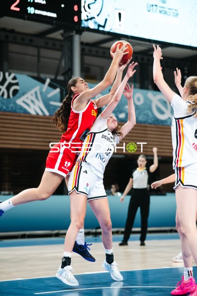 Mia Wiegand (#13; Deutschland) im Zweikampf gegen España