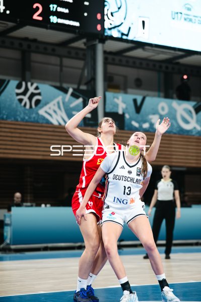 Mia Wiegand (#13; Deutschland) im Rebound-Duell gegen España