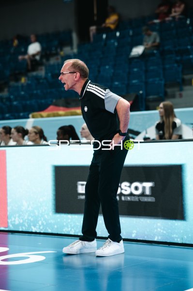 Trainer von Deutschland coacht lautstark von der Seitenlinie