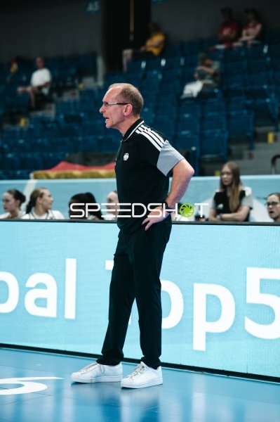 Trainer des Deutschland an der Seitenlinie in Brno