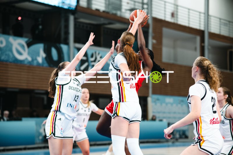 Mia Wiegand (#13; Deutschland) im Zweikampf gegen España