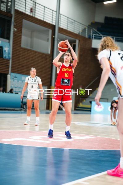 Sarai Teijeira (#10; España) beim Freiwurf gegen Deutschland