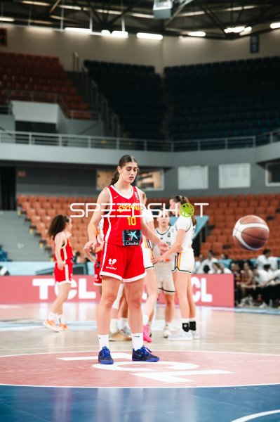 Sarai Teijeira (#10; España) im Spielgeschehen in Brno