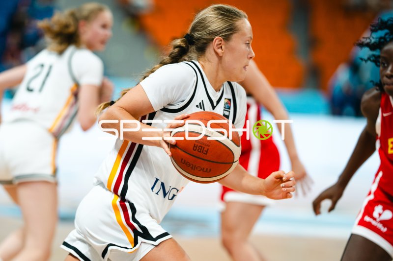 Spielerin des Deutschland beim Dribbling gegen España