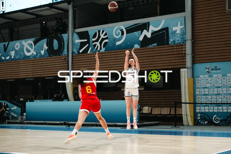 Leni Schramm-Bunni (#10; Deutschland) beim Sprungwurf gegen Carla Cherry (#6; España)