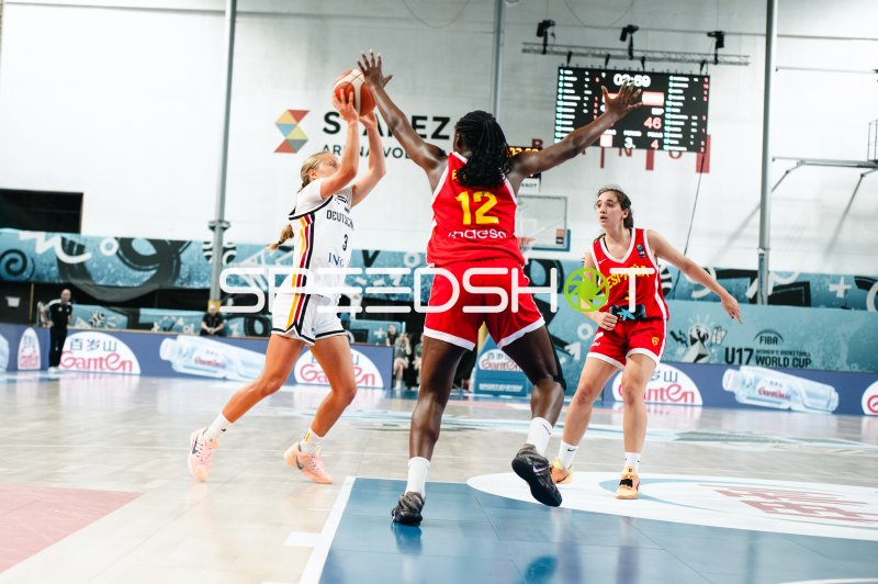 Leonie Pfanzelt (#3; Deutschland) im Wurf gegen Trinity Ezeanatogu (#12; España)