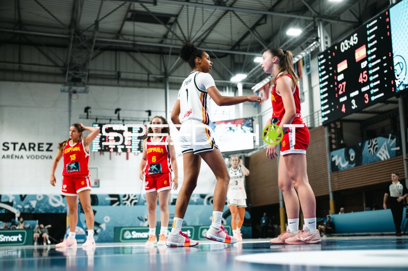 Amelie Mbah (#1; Deutschland) im Duell gegen España in Brno