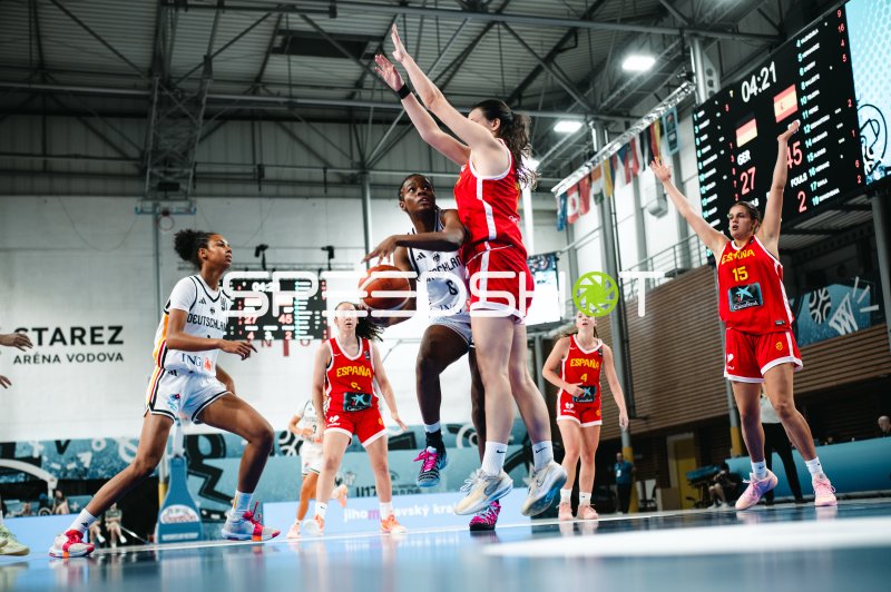 Moescha Feunou Bakam (#6; Deutschland) beim Korbleger gegen España