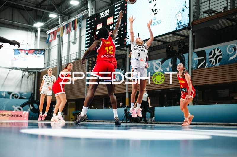 Leonie Pfanzelt (#3; Deutschland) beim Sprungwurf gegen Trinity Ezeanatogu (#12; España)