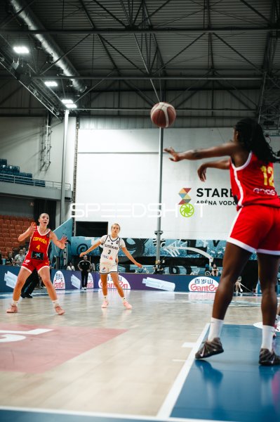 Trinity Ezeanatogu (#12; España) wirft auf den Korb gegen Deutschland