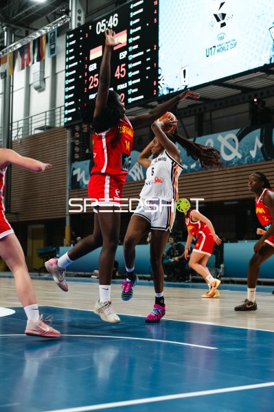 Moescha Feunou Bakam (#6; Deutschland) im Angriff gegen Elizabeth Abubakar (#14; España)