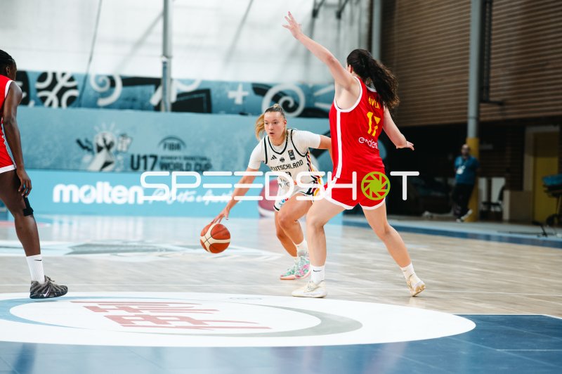 Darina Zraychenko (#8; Deutschland) im Dribbling gegen España