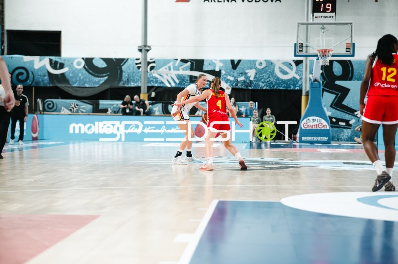 Paula Valenzuela (#4; España) im Zweikampf gegen Deutschland