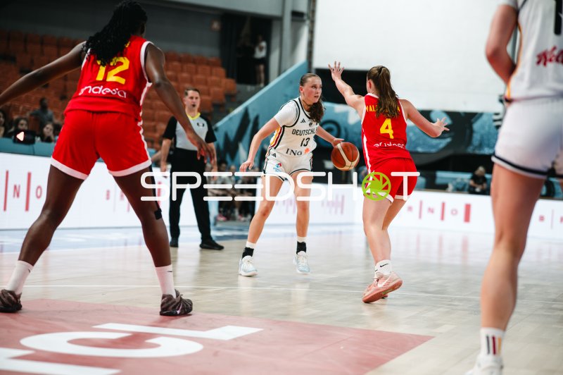 Mia Wiegand (#13; Deutschland) im Dribbling gegen Paula Valenzuela (#4; España)
