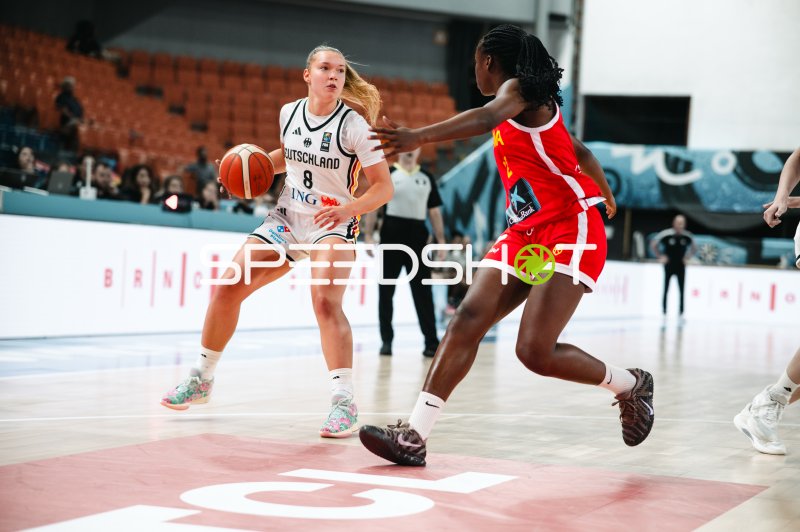 Darina Zraychenko (#8; Deutschland) im Eins-gegen-Eins gegen España