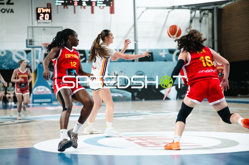 Ana Maria Hernanz (#16; España) und Trinity Ezeanatogu (#12; España) im Zweikampf beim FIBA U17 Women's Basketball World Cup