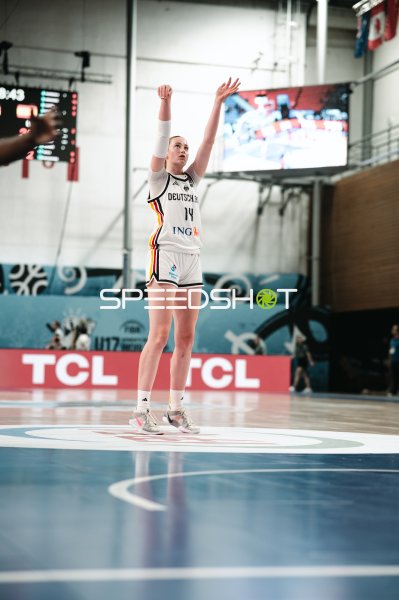 Frederike Askamp (#14; Deutschland) beim Freiwurf