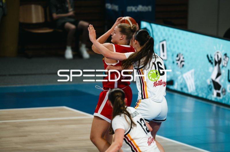 Mathilda Haensch (#16; Deutschland) im Zweikampf gegen España