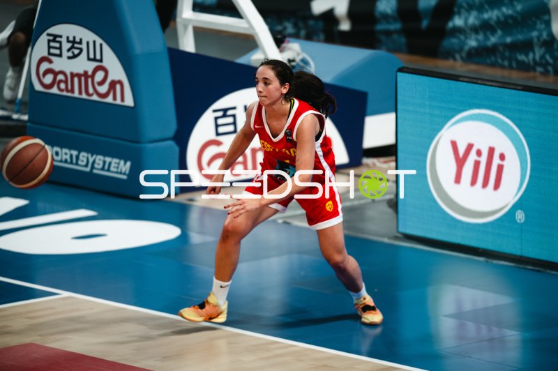 Spielerin von España in Defensivstellung beim Deutschland