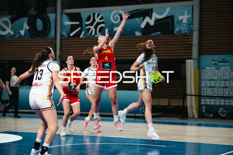 Paula Valenzuela (#4; España) beim Sprungwurf gegen Deutschland