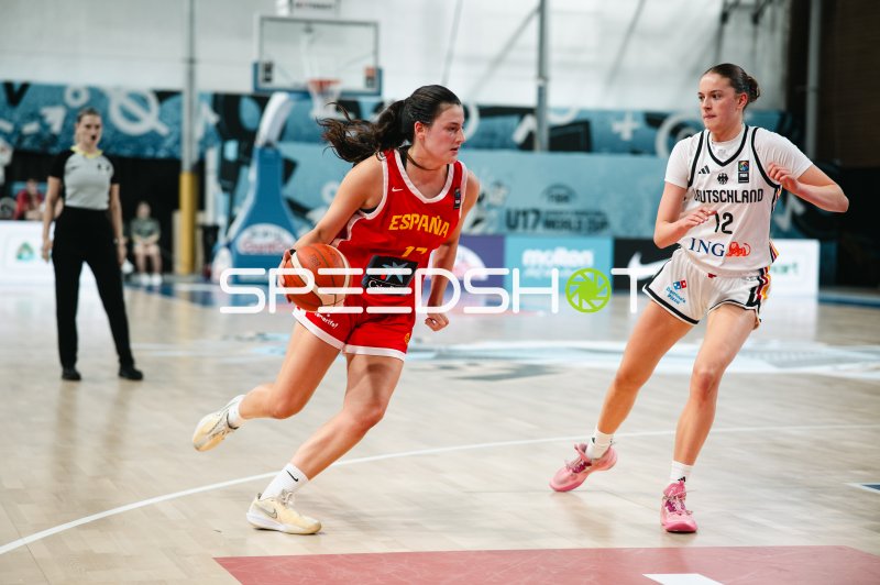 Sandra Davila (#17; España) im Dribbling gegen Lara Gierlich (#12; Deutschland)