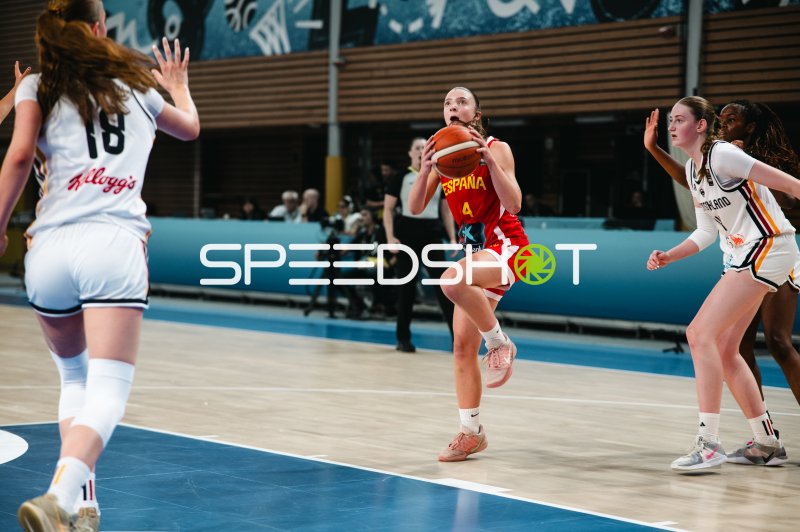 Paula Valenzuela (#4; España) zieht zum Korb gegen Deutschland