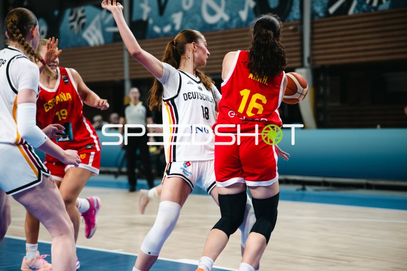Nele Prowaznik (#18; Deutschland) im Zweikampf gegen Ana Maria Hernanz (#16; España)