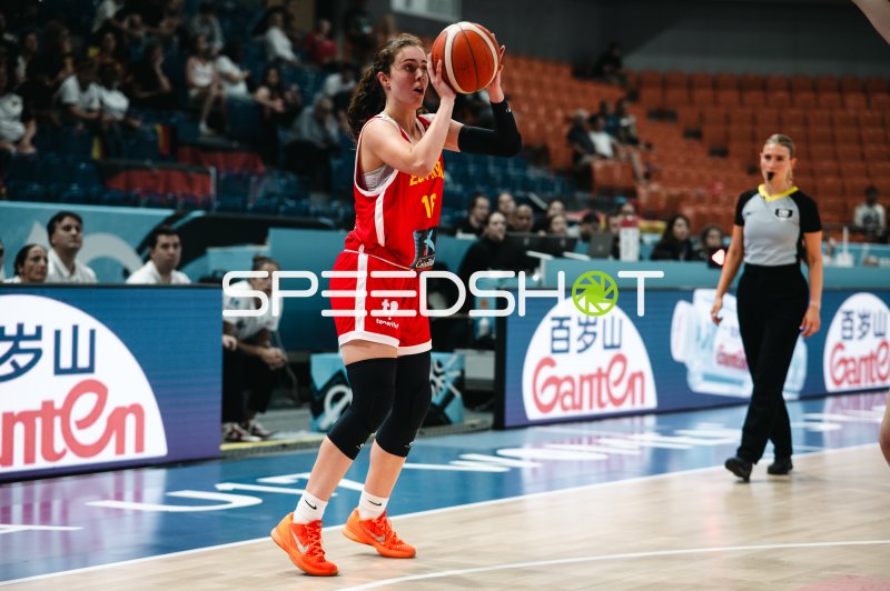 España (#15; España) beim Wurfversuch in der Starez Arena Brno