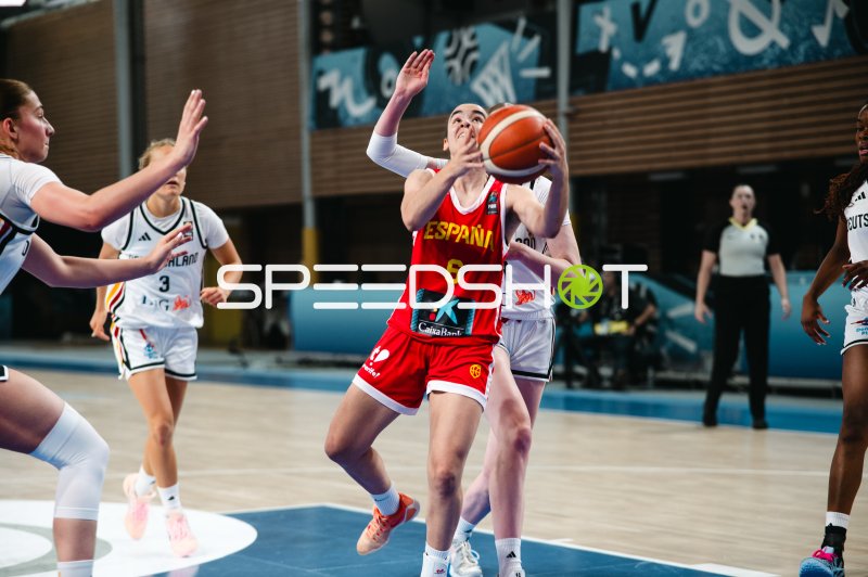 Carla Cherry (#6; España) beim Korblegeangriff gegen Deutschland