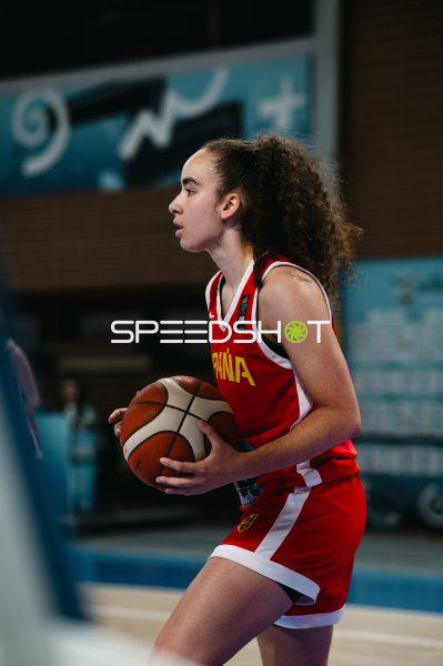 Spielerin von España beim Wurfansatz mit Ball