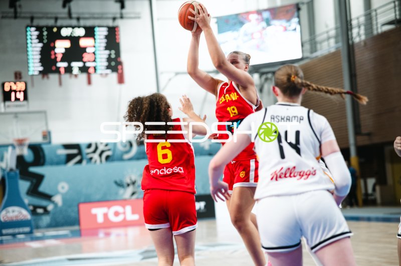 Anna Smykovskaia (#19; España) zieht zum Korb hoch