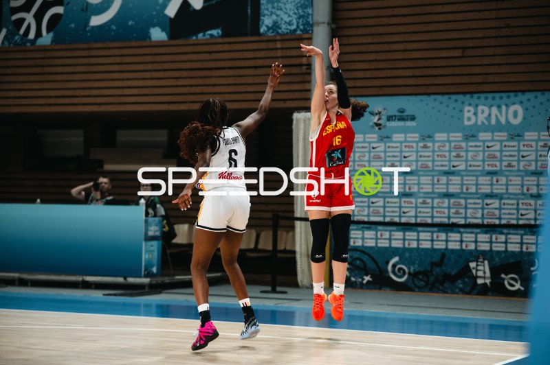Ana Maria Hernanz (#16; España) beim Sprungwurf gegen Deutschland