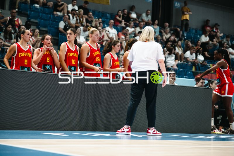 España-Spielerinnen (#8, #5, #10, #19) in Auszeit-Besprechung