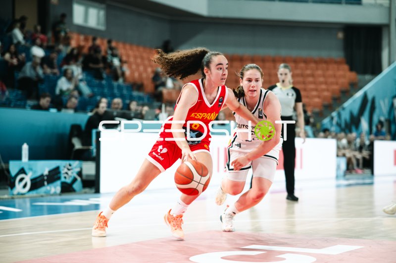 Carla Cherry (#6; España) im Dribbling gegen Deutschland