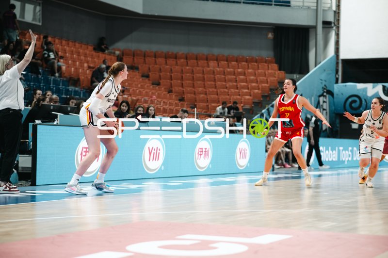 Sandra Davila (#17; España) in Defensivstellung gegen Deutschland
