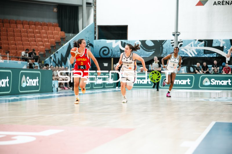 Isabel Hernandez (#5; España) im Fastbreak gegen Deutschland