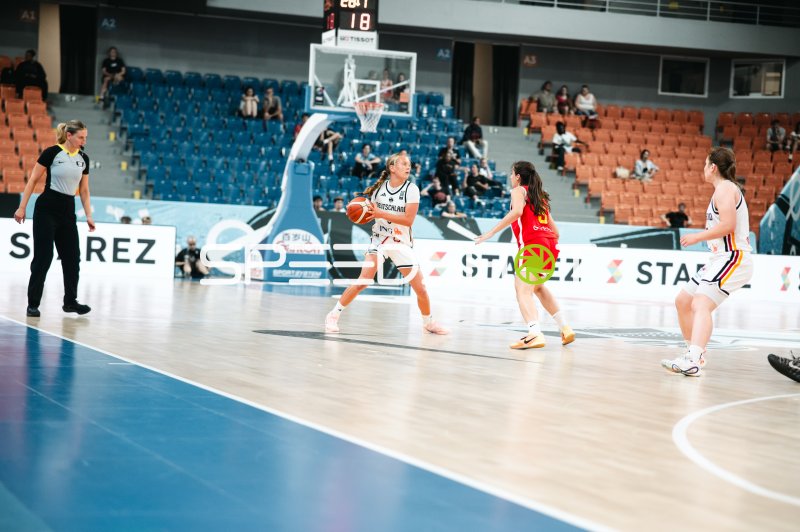 Deutschland-Spielerin im Ballbesitz gegen España in Brno