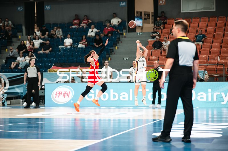 Linda Thimm (#5; Deutschland) beim Wurf gegen España