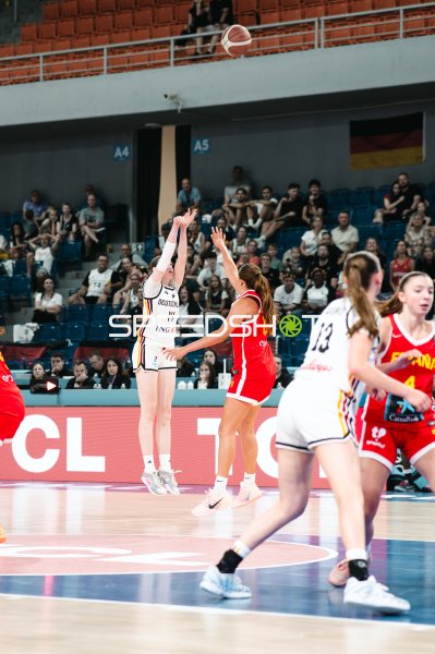 Frederike Askamp (#14; Deutschland) beim Sprungwurf gegen España