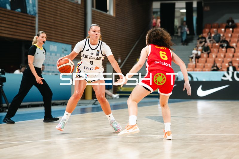 Carla Cherry (#6; España) verteidigt gegen Deutschland im Zweikampf